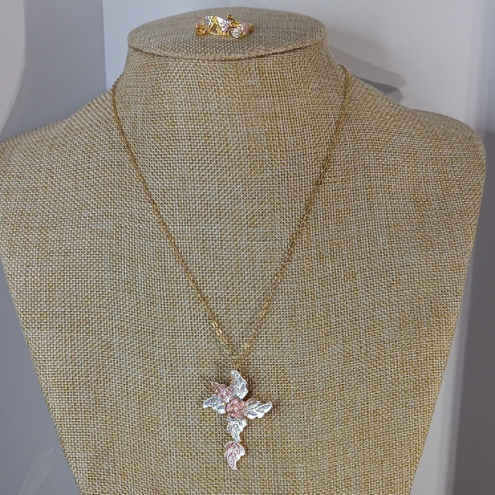 Source Unknown Gold and Silver Floral Pendant Necklace